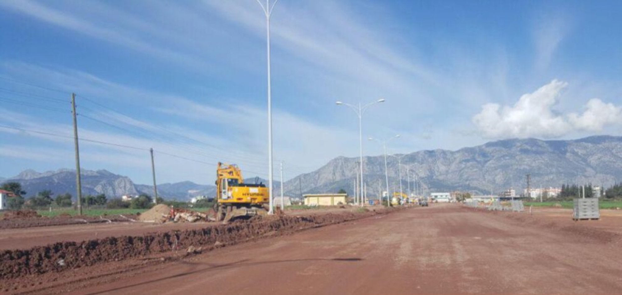 Yol altyapı çalışması — ekskavatör ile zemin hazırlığı