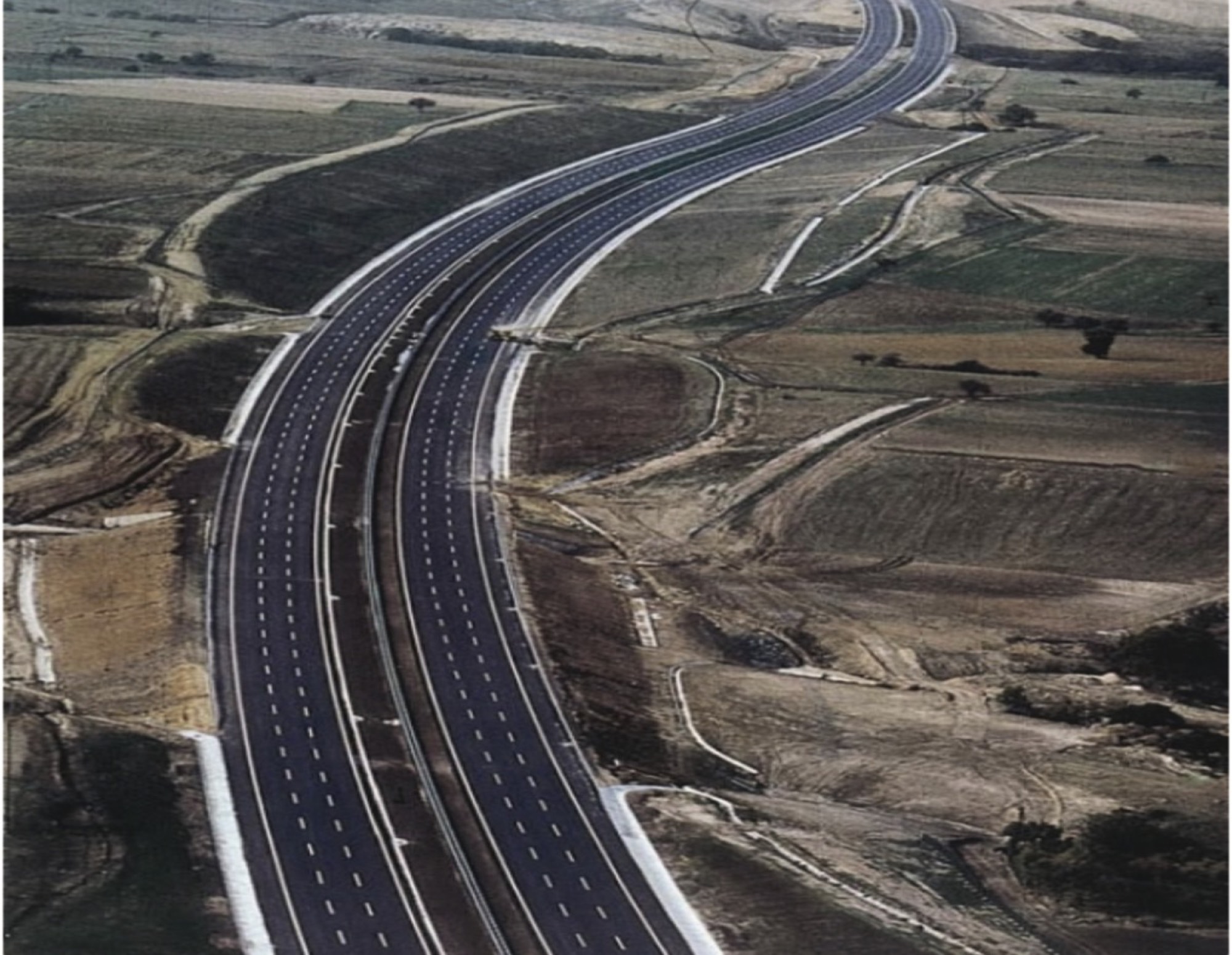 Tamamlanmış bölünmüş yol — havadan görünüm